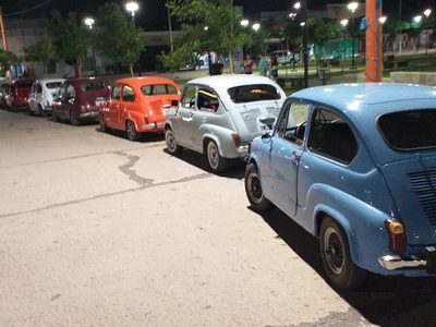 Un grupo de fanáticos del “fitito” despidieron el 2023 y usaron sus Fiat 600 en el centro de Zapala