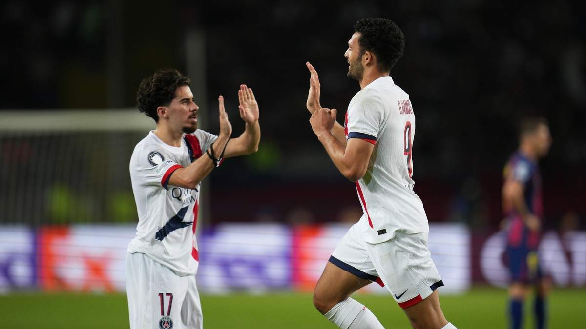 Goncalo Ramos, del PSG, festeja con Vitinha tras marcar el segundo tanto de su club contra Barcelona en la Liga de Campeones