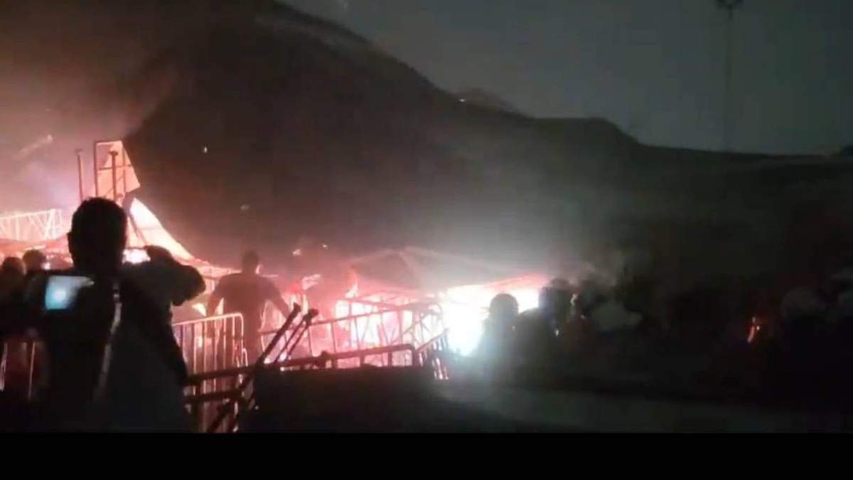 La parte de atrás del escenario se vino abajo tras un fuerte viento durante un mitin de Jorge Álvarez Máynez en San Pedro, NL