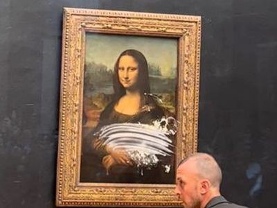 Un hombre lanzó un pastel a la Mona Lisa tras burlar seguridad en el Louvre (Video)
