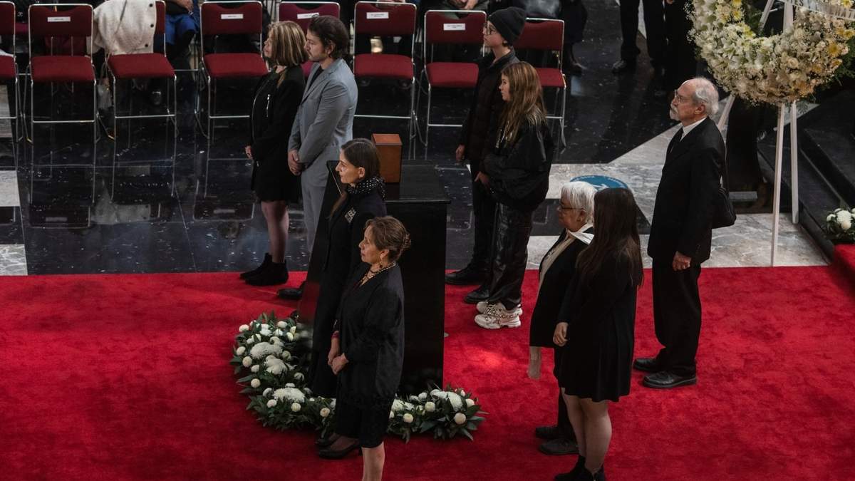 Diego y María Luna en una guardia de honor a Alejandro Luna en el Palacio de Bellas Artes