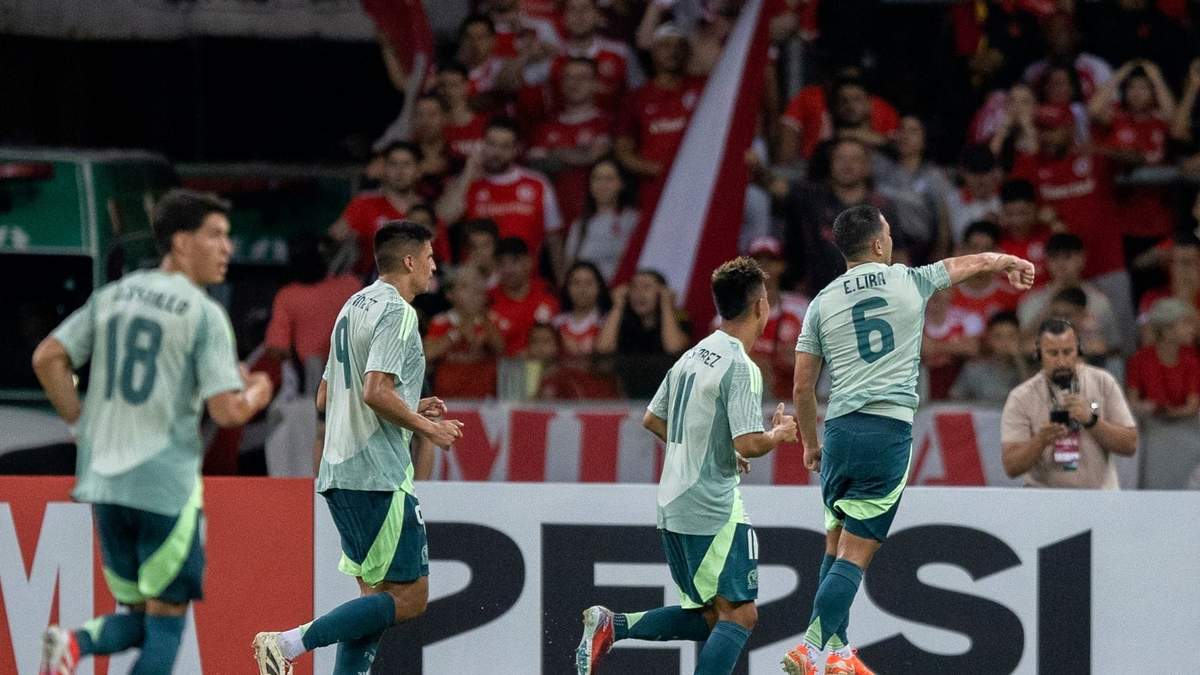 Erik Lira (derecha) festeja su tanto con la Selección Mexicana en un partido amistoso ante Internacional de Brasil, disputado en Porto Alegre