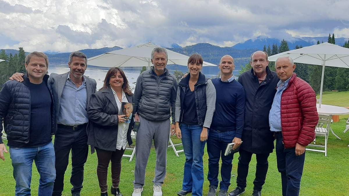 Mauricio Macri junto a los diputados provinciales presentes en el encuentro. Fuente: (Twitter)