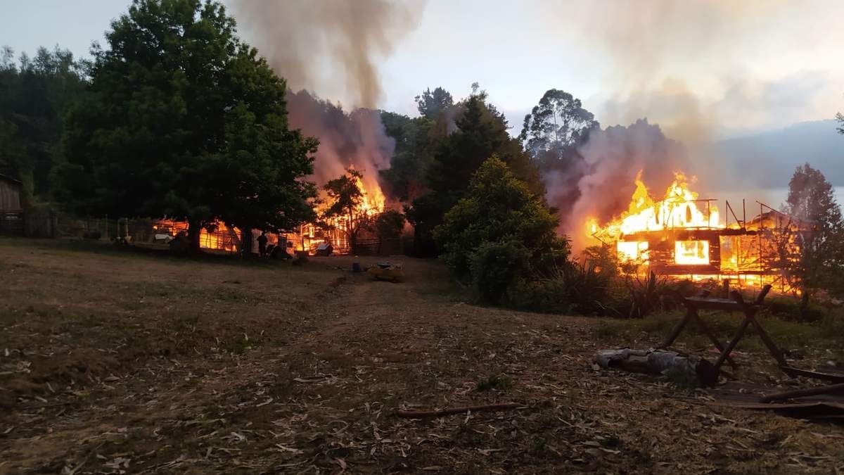 El grupo incendió varias casas