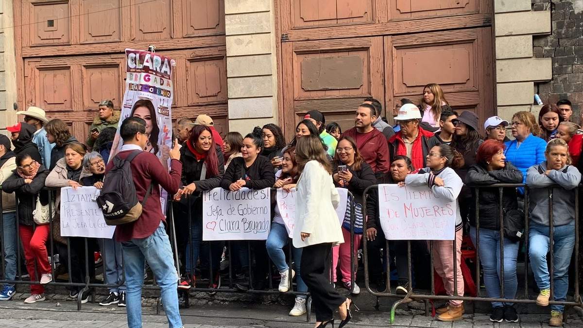 Simpatizantes de Clara Brugada afuera del Congreso de la CDMX