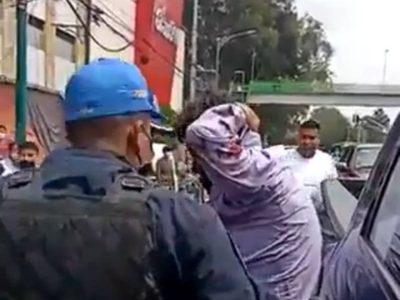 Bajan de patrulla y golpean a presunto ladrón sobre Calzada de Tlalpan