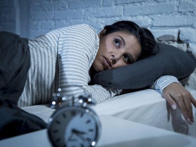 Si te cuesta dormir y te despiertas a media noche, tenés que saber este dato clave sobre tu salud