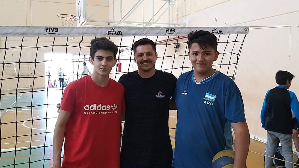 Las jóvenes promesas del vóley en un descanso del entrenamiento. Fuente: (Twitter)