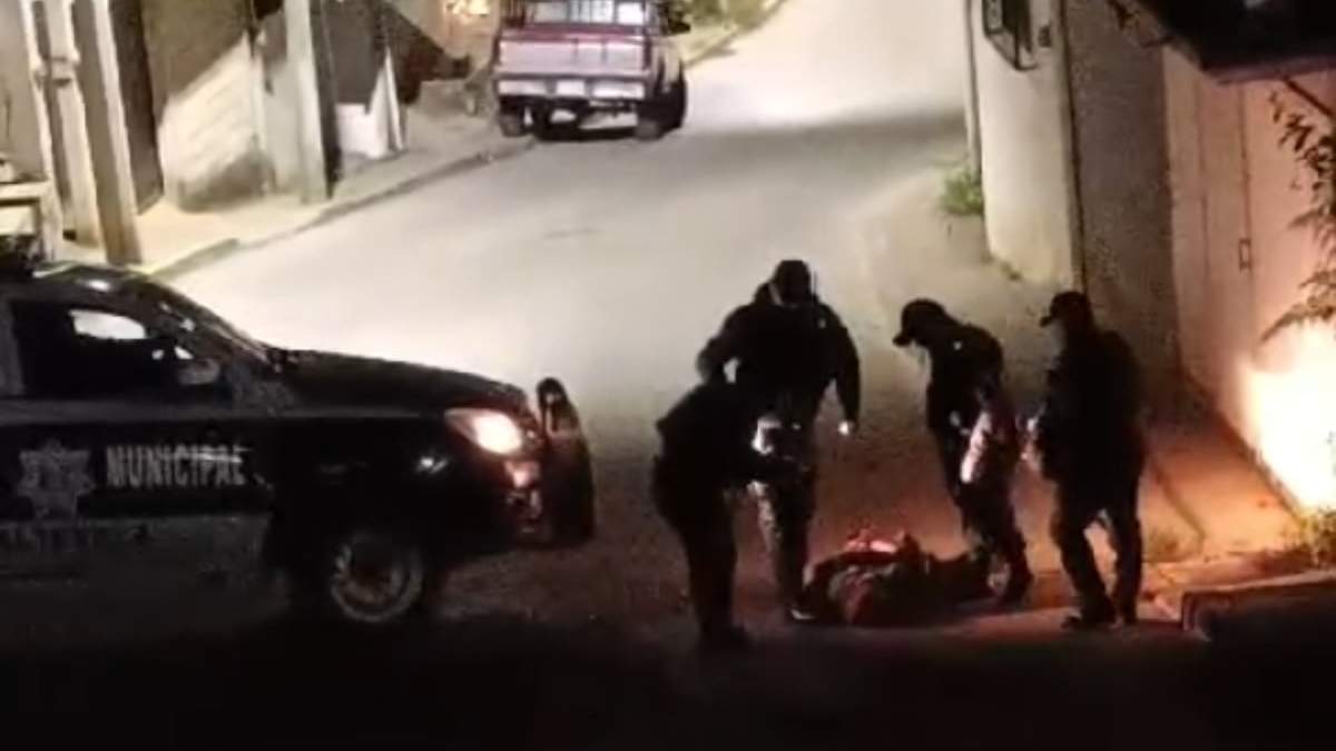 Los policías y el hombre lesionado