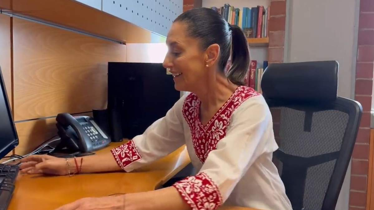 Claudia Sheinbaum visita su antiguo cubículo en la UNAM