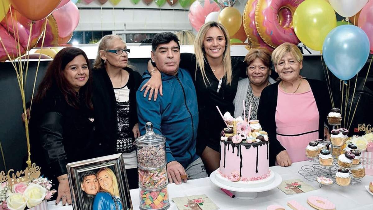 Diego Maradona, sus hermanas y Rocío Oliva. Fuente: (Twitter)