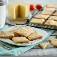 Poné la pava y hacete estas galletitas de queso para la merienda: súper económicas y en pocos minutos