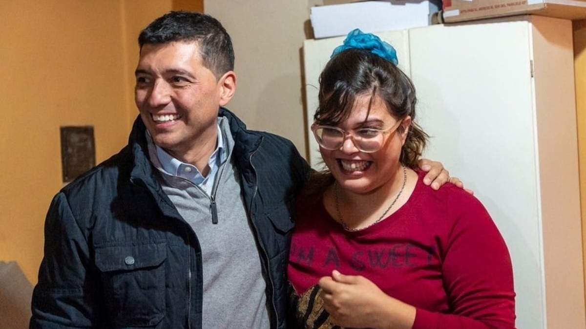 El vicegobernador Marcos Koopmann junto a Tamara. Fuente: (Twitter)