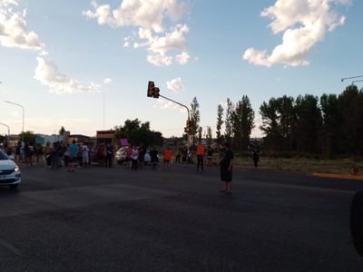 Estudiantes del EPET 9 cortaron la Ruta 22 porque no quieren cursar de noche