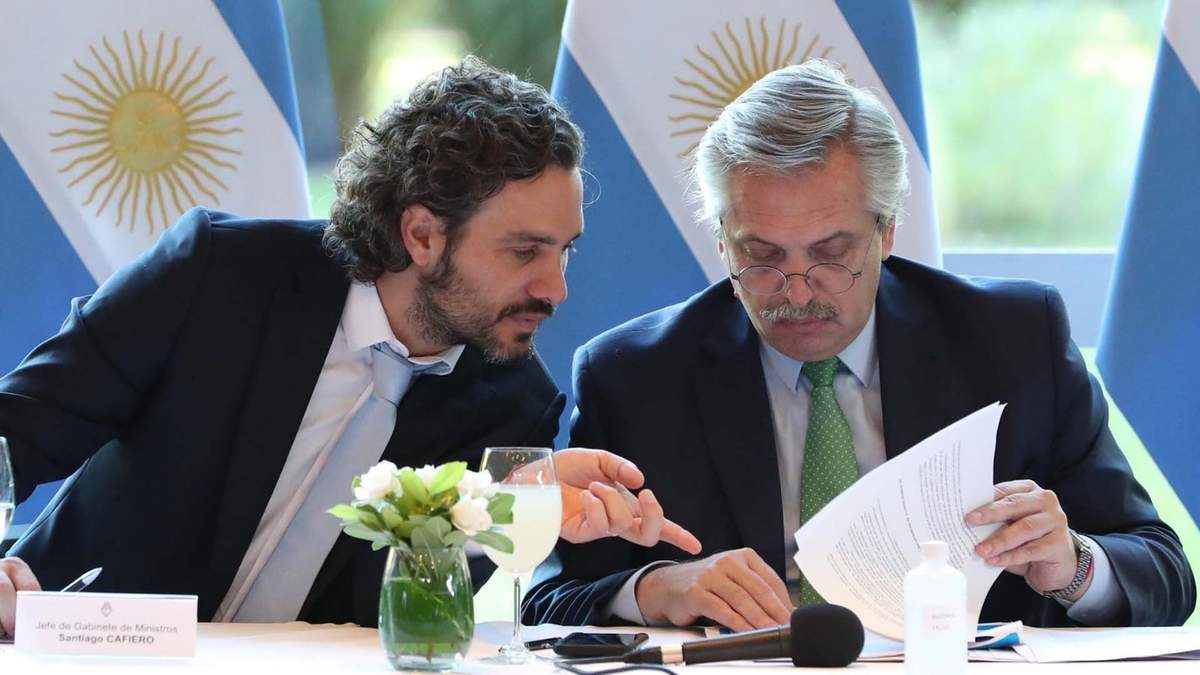 Santiago Cafiero y Alberto Fernández. Fuente: (Twitter)