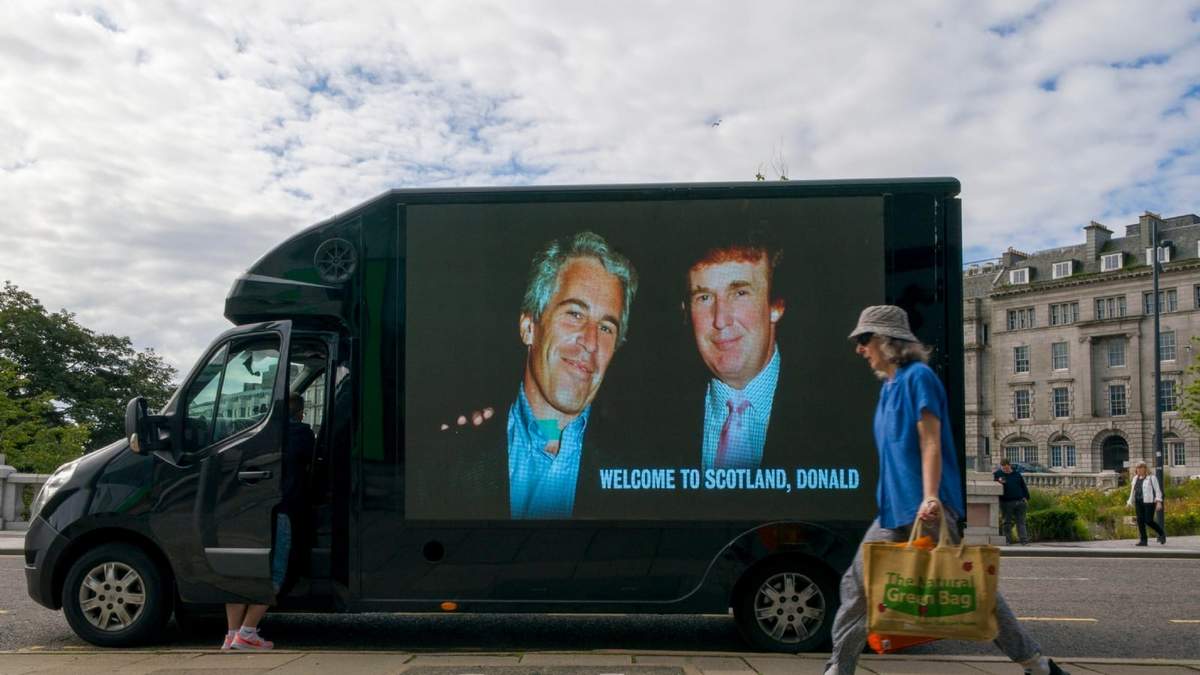 Imágenes de Donald Trump y Jeffrey Epstein en un vehículo en EU