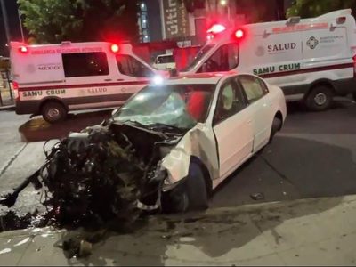 Joven de 25 años choca su automóvil y mata a cuatro personas que estaban en el camellón