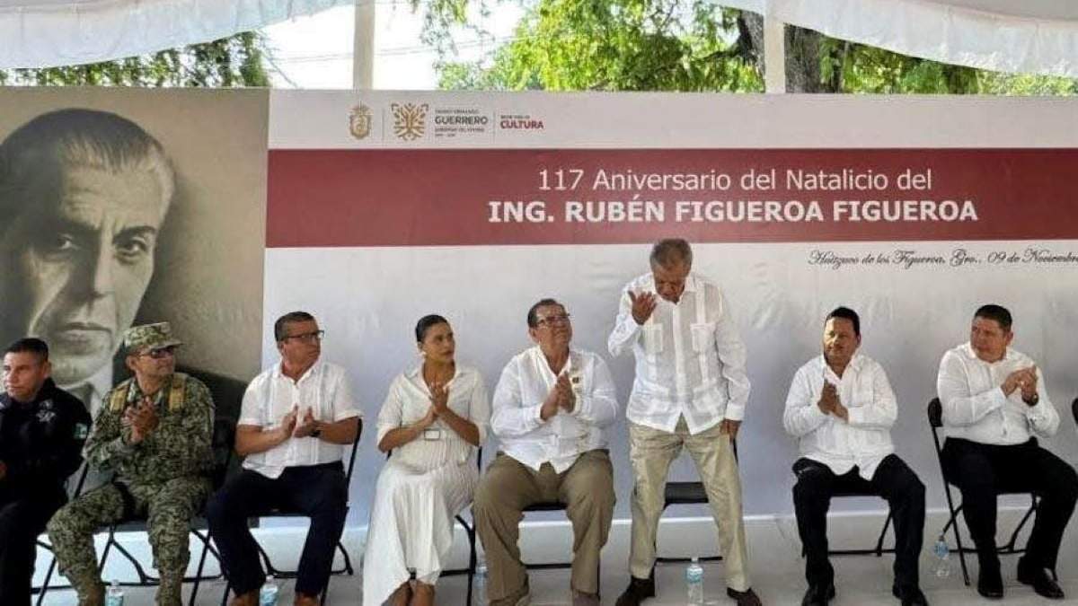 El exgobernador Rubén Figueroa Alcocer saluda durante el  homenaje a su padre