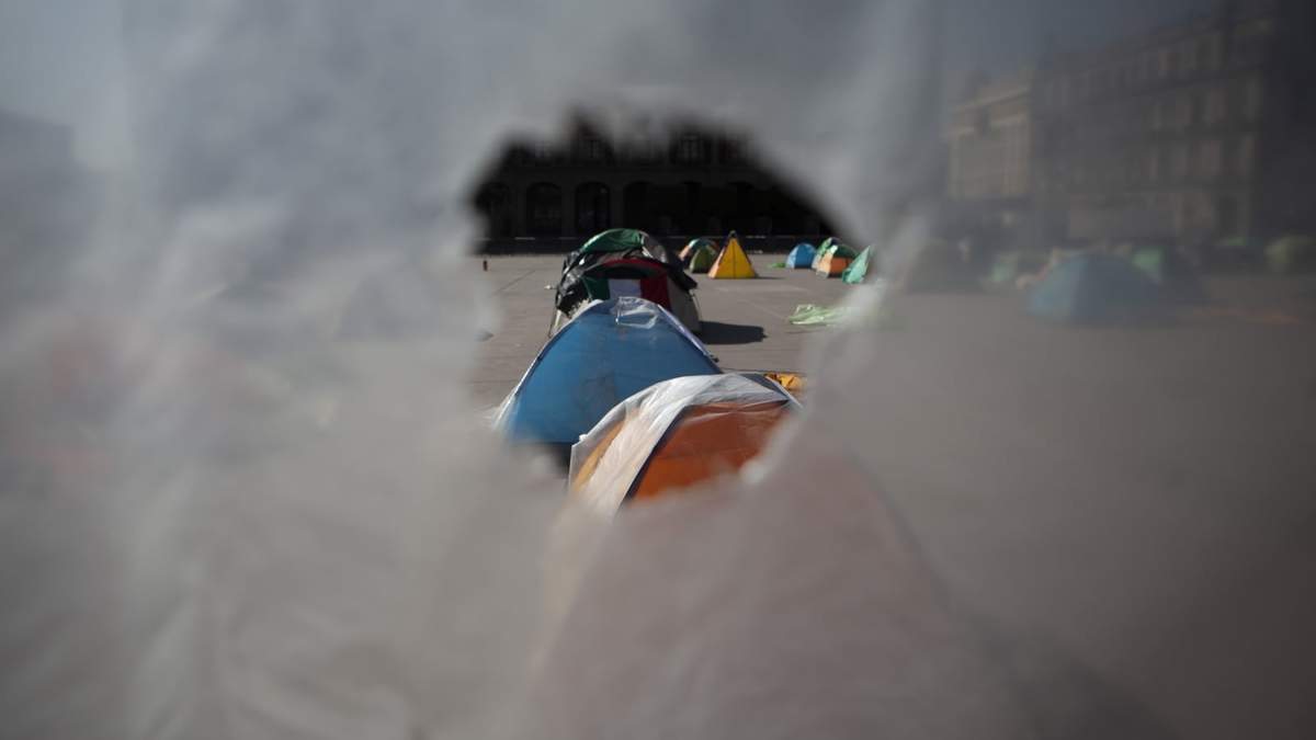 El campamento de Frena permanece aún en el zócalo. Foto: Miguel Dimayuga