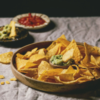En 5 minutos y sin amasar, hacé estos nachos exprés para untarles lo que sea y llevar tu picada a otro nivel