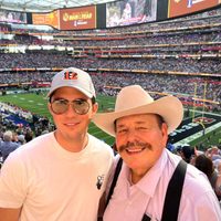 Armando Guadiana senador de Morena presume foto en el Super Bowl