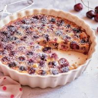 Clafoutis de cerezas: la receta francesa que parece sofisticada, pero es tan fácil que la hacés sin esfuerzo