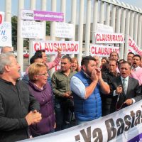 Ciudadanos se plantan frente a la SCT y exigen la renuncia de Ruiz Esparza por socavón en Paso Exprés