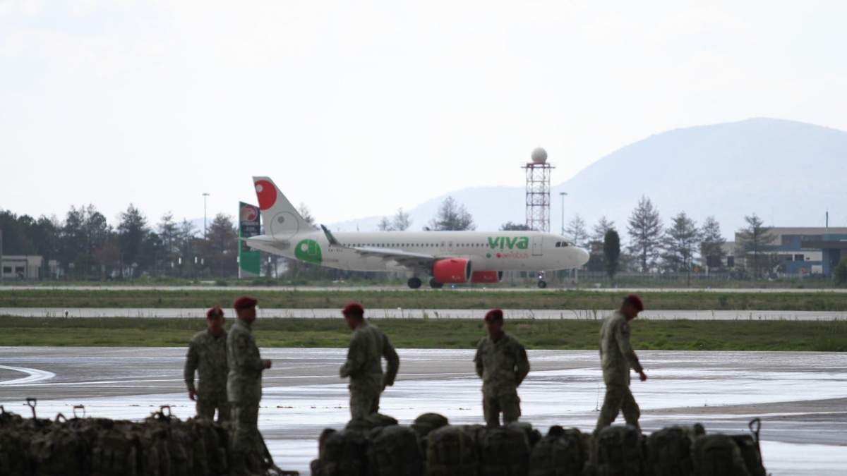 Avión de Viva Aerobús arribando al AIFA
