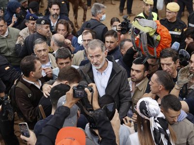 Afectados por las inundaciones en Valencia lanzan lodo al rey Felipe VI