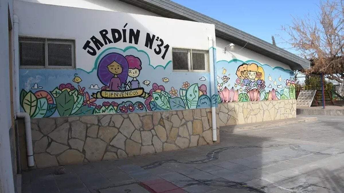 Marchan las familias de los jardines 23, 31 y 32. Fuente: (Facebook)