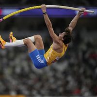 Duplantis rompe récord mundial de salto con pértiga por 14ta vez y gana su tercer título mundial