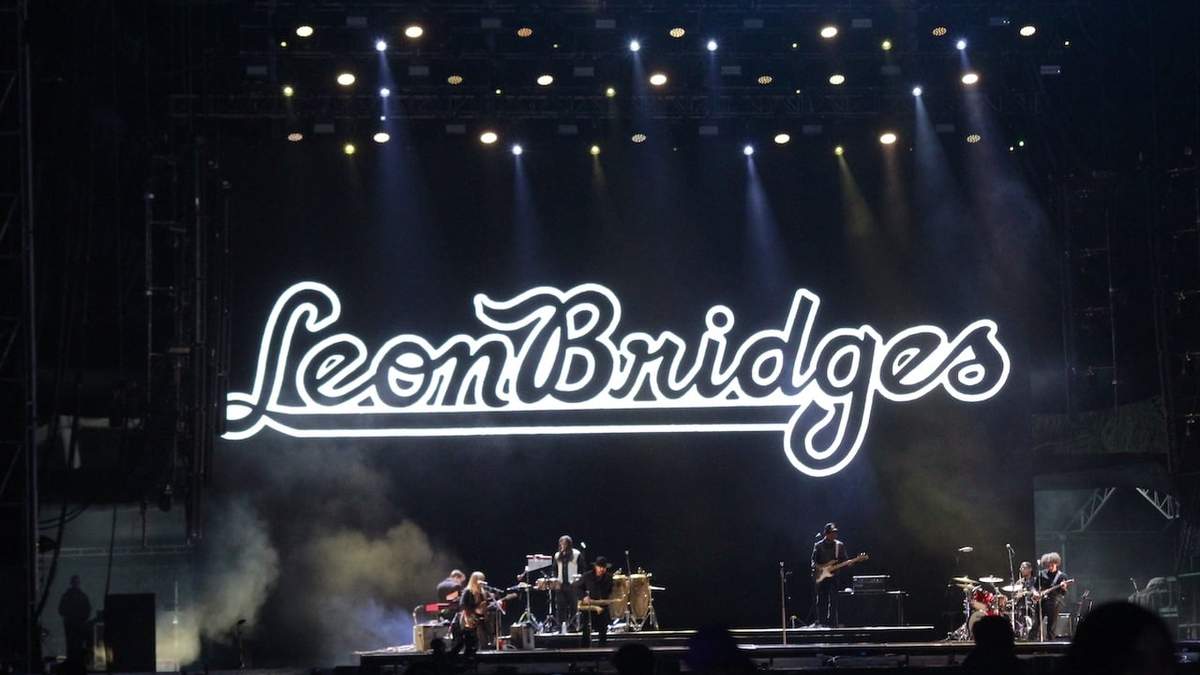 Leon Bridges con música al estilo soul y blues deleitó a toda la audiencia en el Simifest