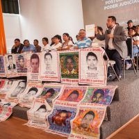 Padres de los 43 de Ayotzinapa exigen a Peña se pronuncie ante creación de una comisión especial investigadora
