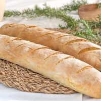 Con 1 kilo de harina, sin leche, sin huevo y sin manteca podés hacer 8 baguettes para tener a mano en el freezer