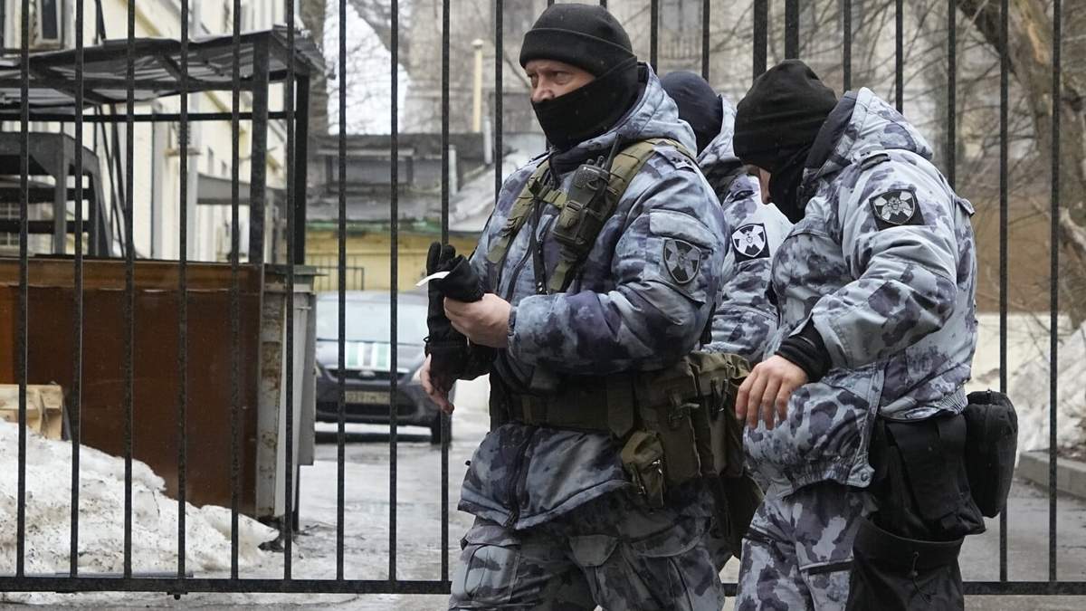 Guardias de seguridad en la Corte del Distrito de Basmanny en Moscú