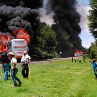 Normalistas queman camiones y maestros toman casetas en Michoacán