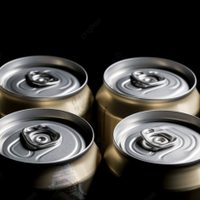 Dale un toque glam a tus eventos con esta idea espectacular y esas latas de cerveza o gaseosa que ibas a tirar