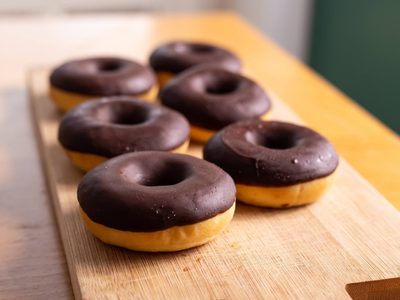 Con 1 banana y 2 huevos, hacé estas deliciosas donas saludables para acompañar con unos buenos mates