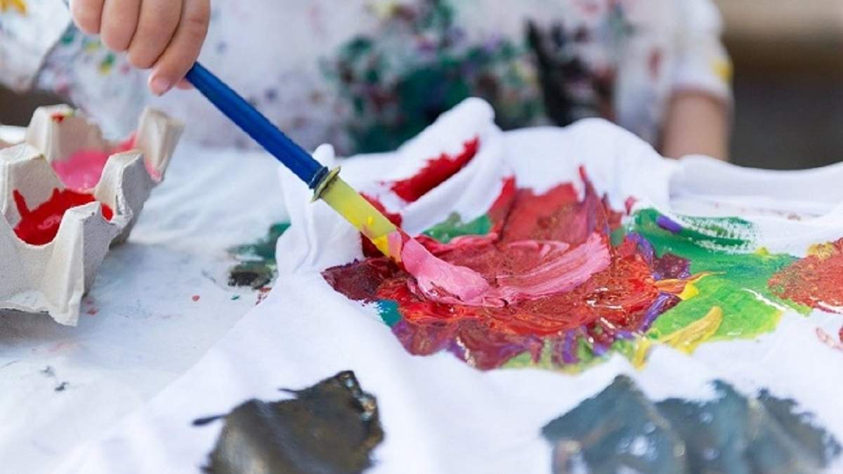 Cómo quitar las manchas de tempera de tu ropa. Fuente: (X)