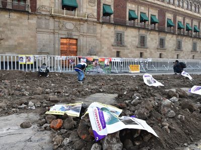 Buscadoras simulan excavaciones frente a Palacio para pedir a AMLO atender desapariciones