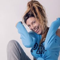 A los 52 años, Mónica Ayos tiene la rutina de ejercicios perfecta para conseguir brazos firmes y abdomen de acero