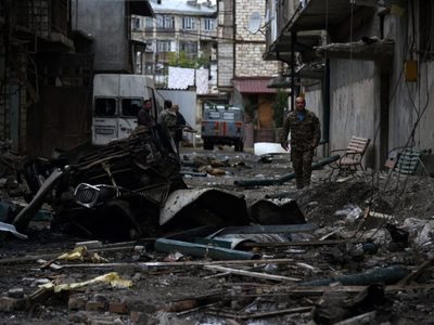 Armenia y Azerbaiyán negocian la paz en Rusia pero siguen los combates