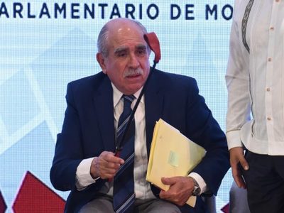 “Viene calado para reprimir parejo”: Diputada de Morena regala fuete a Pablo Gómez