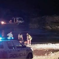 Policías rescataron a turistas cuyo vehículo fue arrastrado por la creciente en el río Catan Lil