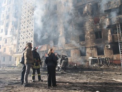 Bombardeo ruso mata a 25 en ciudad ucraniana mientras Zelenskyy se reúne con Erdogan en Turquía