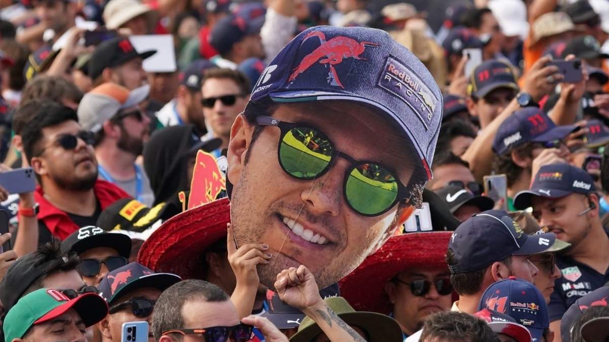 Un fan sostiene una fotografía de Sergio "Checo" Pérez
