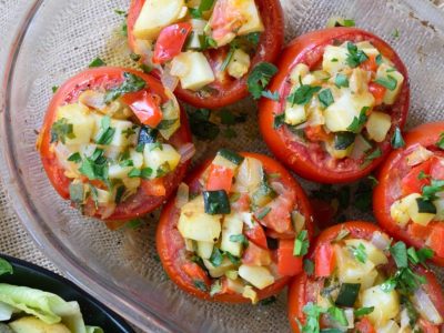 Después de preparar esta receta de tomates rellenos, no vas a querer probar otra forma de hacerlos