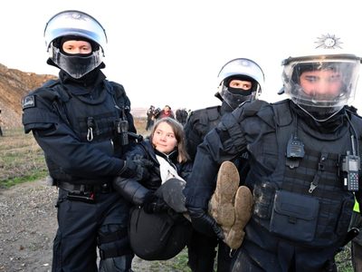 La policía alemana se lleva a rastras a Greta Thunberg
