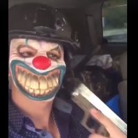 Hombres con máscara de payaso y armas se pasean en Tamaulipas; ninguna autoridad los detiene (Video)