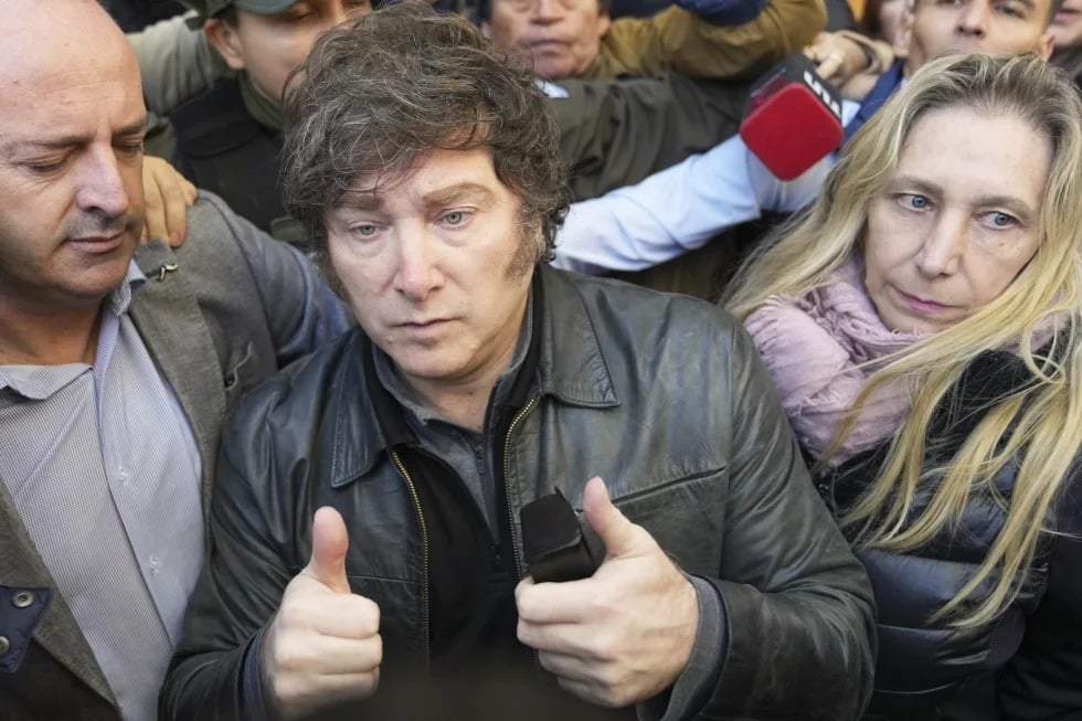 El presidente de Argentina, Javier Milei, saluda con el pulgar después de votar, acompañado por su hermana Karina Milei (derecha), durante las elecciones legislativas de la ciudad de Buenos Aires, Argentina, el domingo 18 de mayo de 2025.